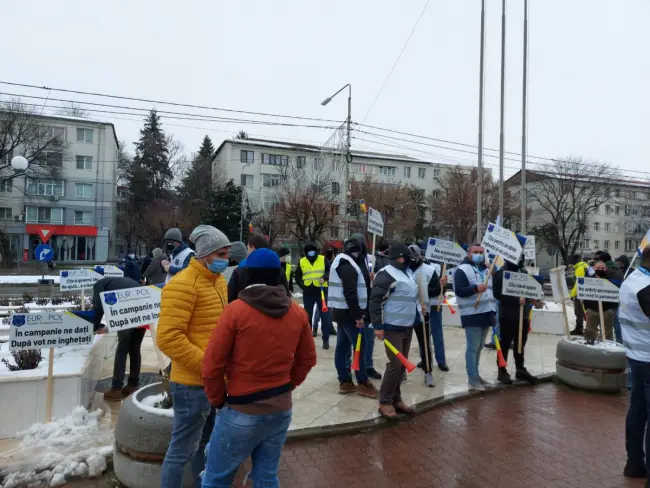 Foto FOTO & VIDEO. Protest al poliţiştilor olteni, împotriva Guvernului. Zeci de oameni ai legii, în faţa Prefecturii