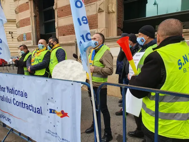 Foto FOTO. Sindicaliştii din Olt, protest în faţa Ministerului Muncii