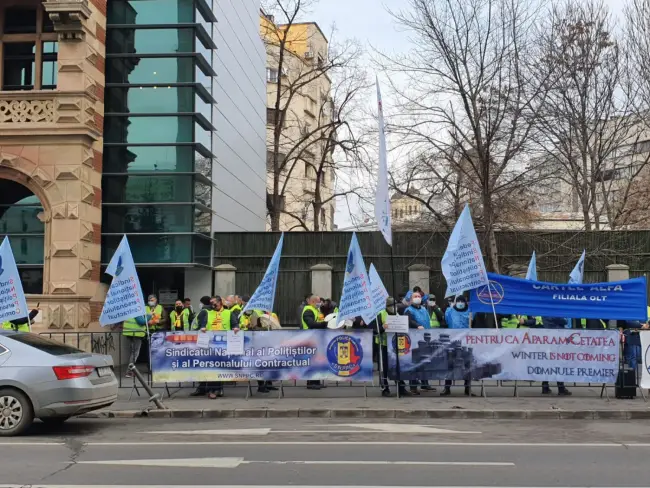 Foto FOTO. Sindicaliştii din Olt, protest în faţa Ministerului Muncii