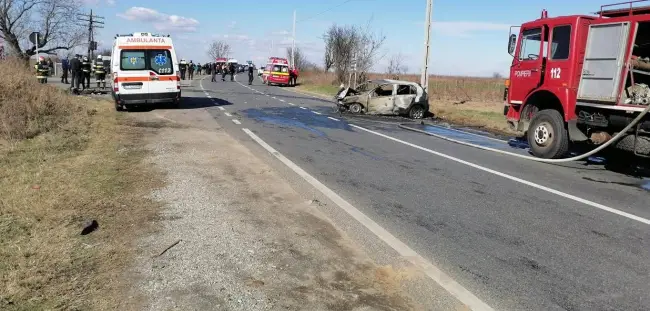 Foto FOTO: Un dric ce transporta o persoană decedată, printre maşinile implicate în accidentul de la Osica de Sus. A fost solicitat elicopterul SMURD pentru una dintre victime