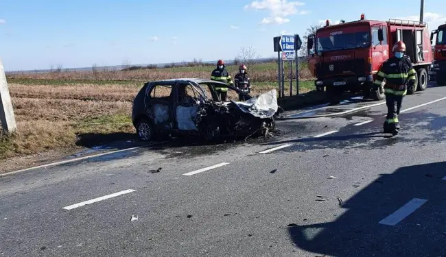 Foto FOTO: Un dric ce transporta o persoană decedată, printre maşinile implicate în accidentul de la Osica de Sus. A fost solicitat elicopterul SMURD pentru una dintre victime