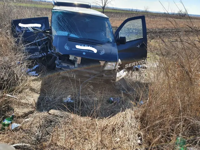 Foto FOTO: Un dric ce transporta o persoană decedată, printre maşinile implicate în accidentul de la Osica de Sus. A fost solicitat elicopterul SMURD pentru una dintre victime