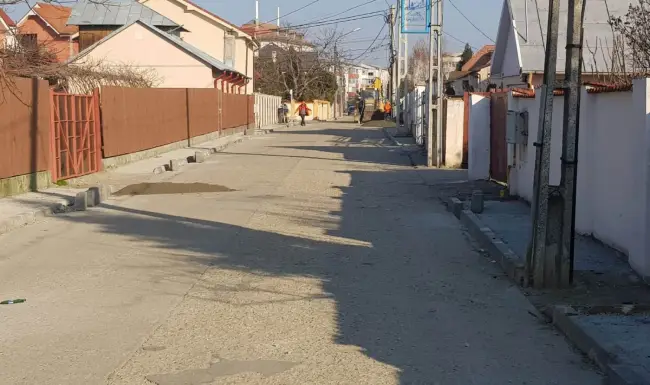 Foto Se asfaltează strada Arcului din Slatina. Care este termenul de finalizare