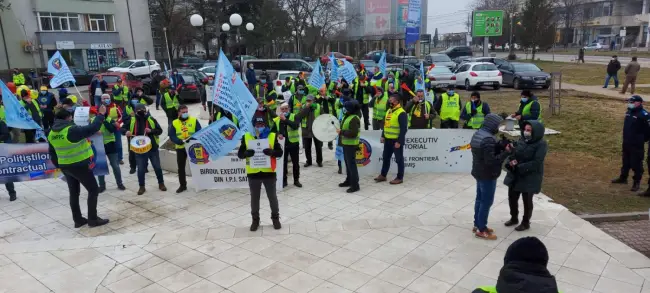 Foto FOTO&VIDEO. Poliţiştii au protestat din nou în faţa Prefecturii Olt. Susţinuţi de sindicatele de pe platforma industrială a Slatinei
