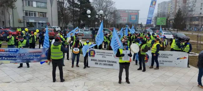 Foto FOTO&VIDEO. Poliţiştii au protestat din nou în faţa Prefecturii Olt. Susţinuţi de sindicatele de pe platforma industrială a Slatinei