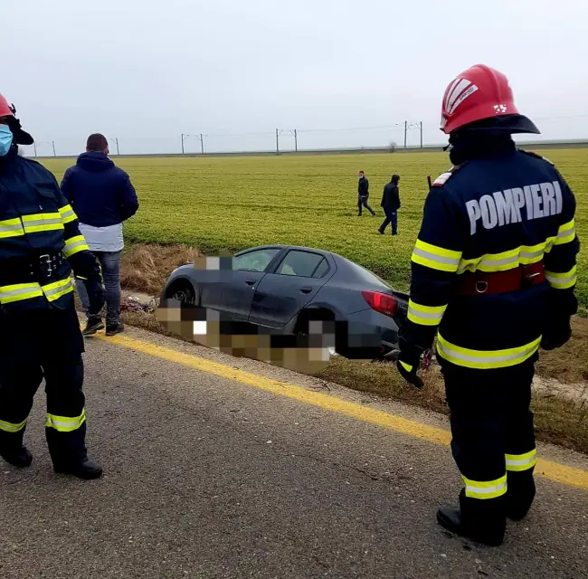 Foto GRAV accident rutier la Mihăeşti: Două persoane încarcerate, după ce o maşină s-a răsturnat
