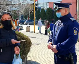 Foto FOTO. Poliţiştii au împărţit mărţişoare de 1 Martie