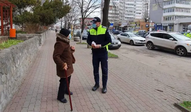 Foto FOTO. Poliţiştii au împărţit mărţişoare de 1 Martie