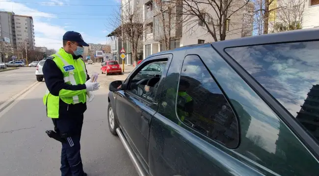 Foto FOTO. Poliţiştii au împărţit mărţişoare de 1 Martie