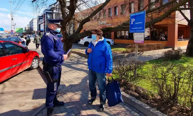 Foto FOTO. Poliţiştii au împărţit mărţişoare de 1 Martie