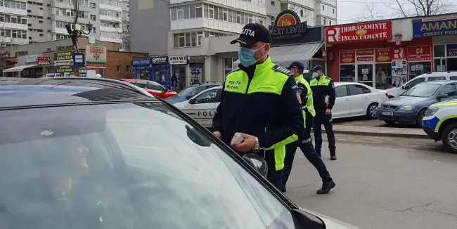 Foto FOTO. Poliţiştii au împărţit mărţişoare de 1 Martie