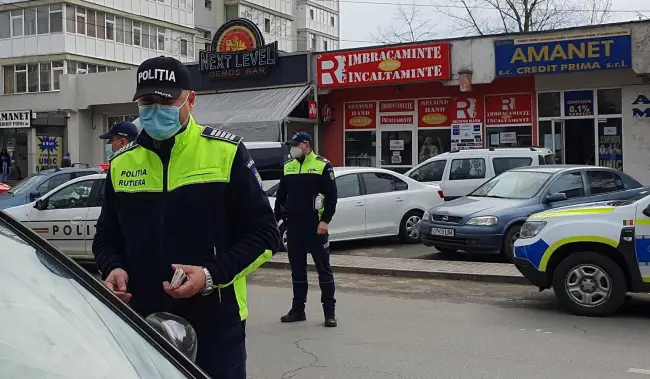 Foto FOTO. Poliţiştii au împărţit mărţişoare de 1 Martie