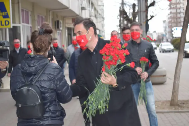 Foto FOTO: PSD, flori pentru doamnele şi domnişoarele din Slatina, de 1 martie