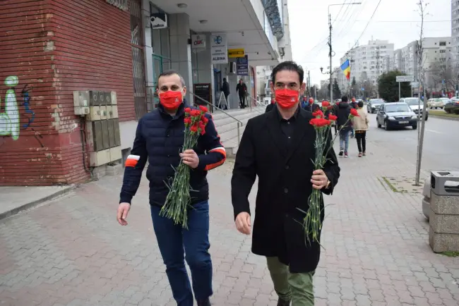 Foto FOTO: PSD, flori pentru doamnele şi domnişoarele din Slatina, de 1 martie