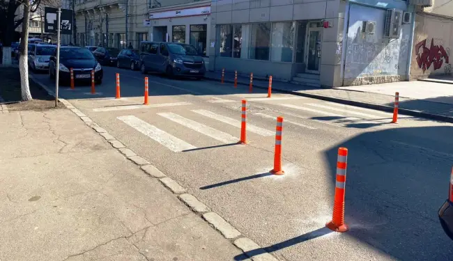 Foto FOTO. Spaţii de protecţie, în apropierea trecerilor de pietoni din Caracal