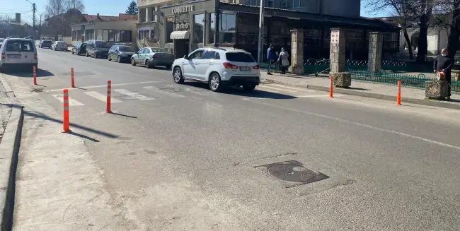 Foto FOTO. Spaţii de protecţie, în apropierea trecerilor de pietoni din Caracal