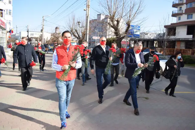 Foto FOTO: PSD a ieşit în stradă. Social-democraţii au oferit flori doamnelor şi domnişoarelor din Slatina