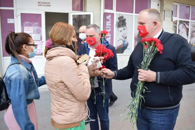 Foto FOTO: PSD a ieşit în stradă. Social-democraţii au oferit flori doamnelor şi domnişoarelor din Slatina