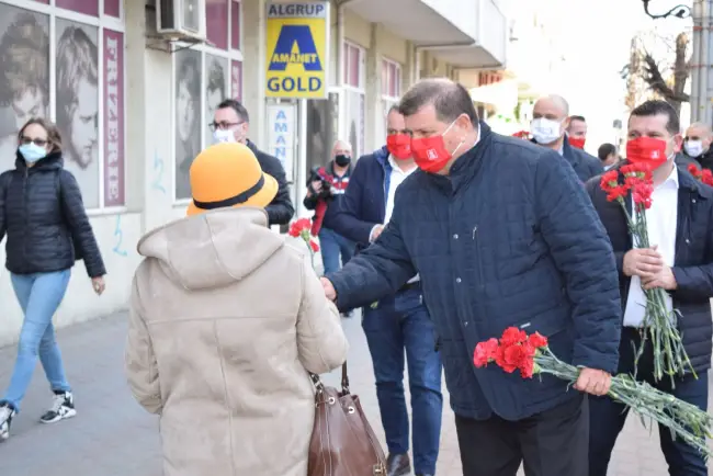 Foto FOTO: PSD a ieşit în stradă. Social-democraţii au oferit flori doamnelor şi domnişoarelor din Slatina