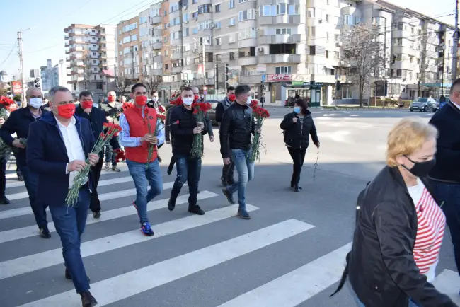 Foto FOTO: PSD a ieşit în stradă. Social-democraţii au oferit flori doamnelor şi domnişoarelor din Slatina