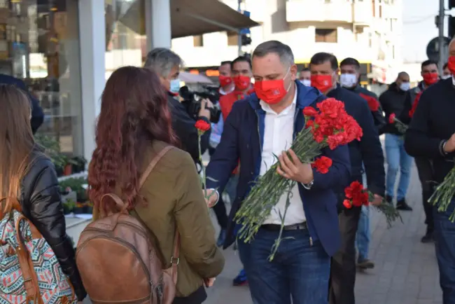 Foto FOTO: PSD a ieşit în stradă. Social-democraţii au oferit flori doamnelor şi domnişoarelor din Slatina