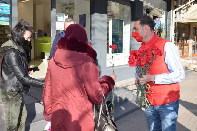 Foto FOTO: PSD a ieşit în stradă. Social-democraţii au oferit flori doamnelor şi domnişoarelor din Slatina