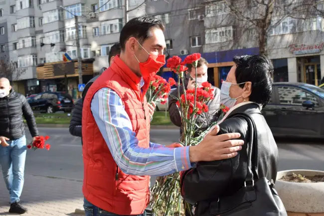 Foto FOTO: PSD a ieşit în stradă. Social-democraţii au oferit flori doamnelor şi domnişoarelor din Slatina