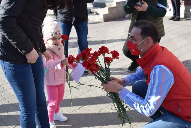 Foto FOTO: PSD a ieşit în stradă. Social-democraţii au oferit flori doamnelor şi domnişoarelor din Slatina