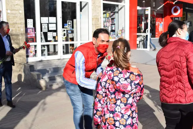 Foto FOTO: PSD a ieşit în stradă. Social-democraţii au oferit flori doamnelor şi domnişoarelor din Slatina