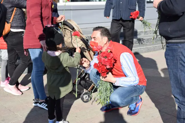 Foto FOTO: PSD a ieşit în stradă. Social-democraţii au oferit flori doamnelor şi domnişoarelor din Slatina