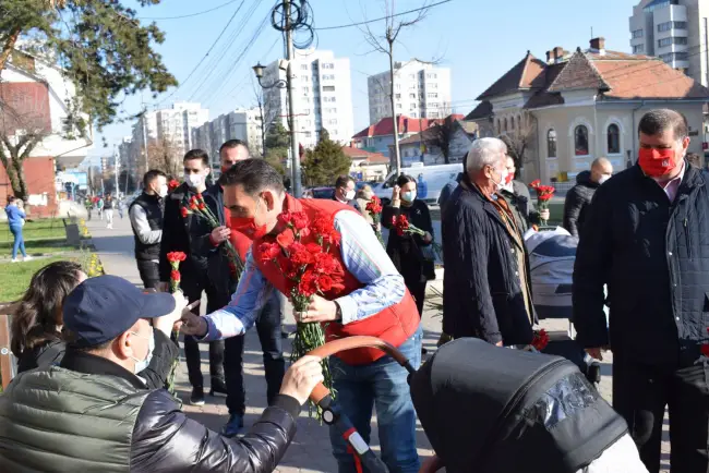 Foto FOTO: PSD a ieşit în stradă. Social-democraţii au oferit flori doamnelor şi domnişoarelor din Slatina