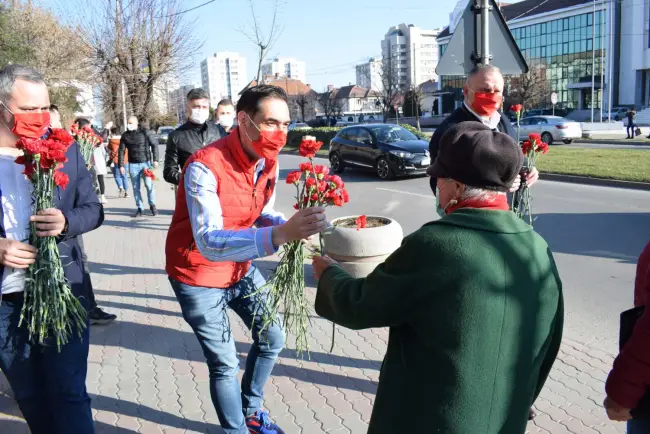 Foto FOTO: PSD a ieşit în stradă. Social-democraţii au oferit flori doamnelor şi domnişoarelor din Slatina