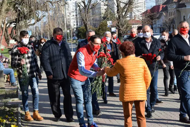 Foto FOTO: PSD a ieşit în stradă. Social-democraţii au oferit flori doamnelor şi domnişoarelor din Slatina