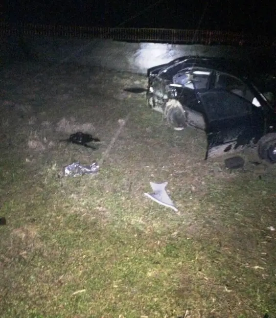 Foto  FOTO: Cinci adolescenţi, în stare gravă după ce au sărit cu maşina de pe un pod, în comuna Dăneasa