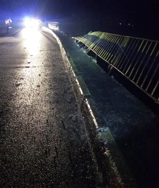 Foto  FOTO: Cinci adolescenţi, în stare gravă după ce au sărit cu maşina de pe un pod, în comuna Dăneasa