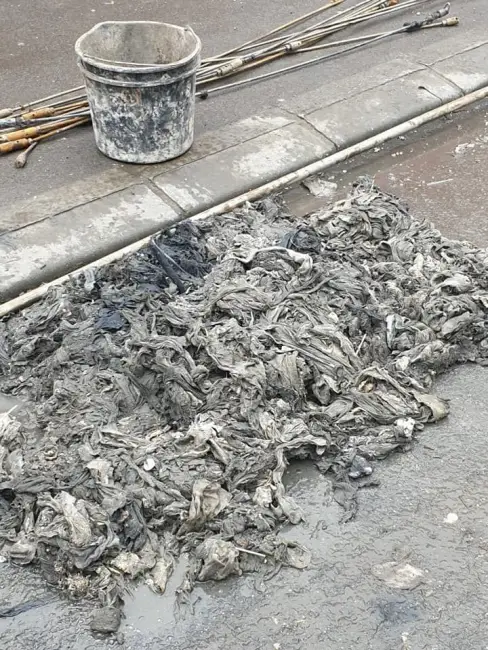Foto FOTO: Un metru cub de şerveţele umede şi deşeuri textile, găsit în canalizarea unui cartier din Slatina