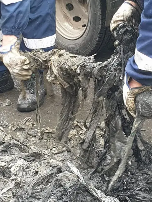 Foto FOTO: Un metru cub de şerveţele umede şi deşeuri textile, găsit în canalizarea unui cartier din Slatina