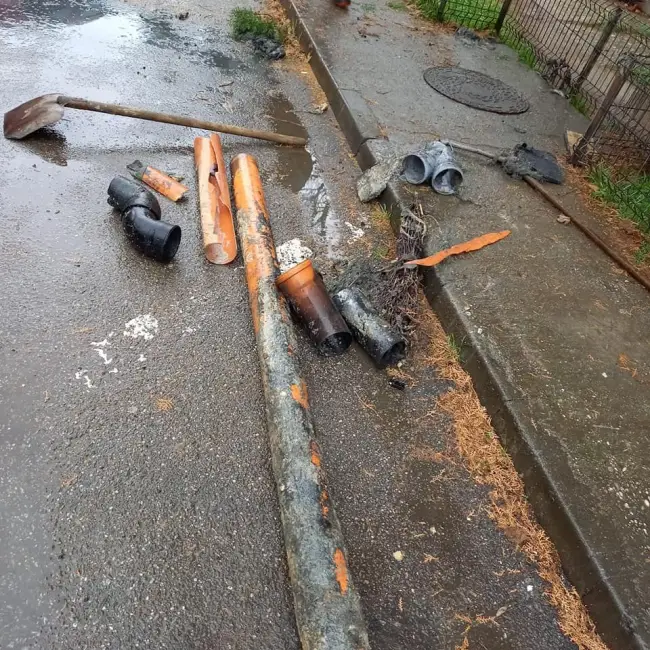 Foto FOTO: Un metru cub de şerveţele umede şi deşeuri textile, găsit în canalizarea unui cartier din Slatina