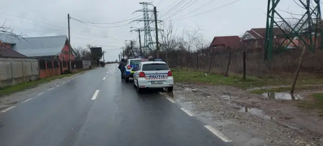 Foto  FOTO: Maşina Serviciului de ecarisaj Slatina, vandalizată de o femeie. I-a rupt uşa laterală 