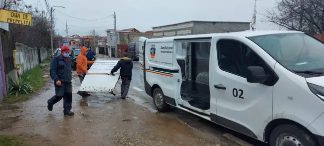 Foto  FOTO: Maşina Serviciului de ecarisaj Slatina, vandalizată de o femeie. I-a rupt uşa laterală 