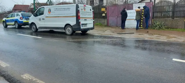Foto  FOTO: Maşina Serviciului de ecarisaj Slatina, vandalizată de o femeie. I-a rupt uşa laterală 