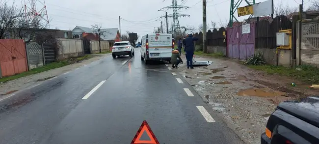Foto  FOTO: Maşina Serviciului de ecarisaj Slatina, vandalizată de o femeie. I-a rupt uşa laterală 