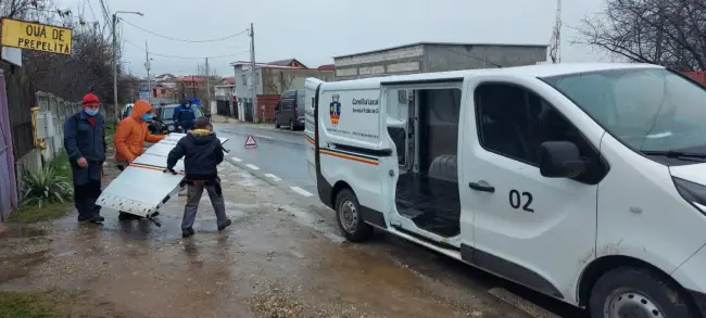 Foto  FOTO: Maşina Serviciului de ecarisaj Slatina, vandalizată de o femeie. I-a rupt uşa laterală 