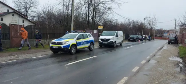 Foto  FOTO: Maşina Serviciului de ecarisaj Slatina, vandalizată de o femeie. I-a rupt uşa laterală 