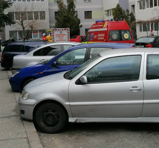 Foto Bătrân găsit mort într-un apartament din Slatina. Soţia, imobilizată, stătea de mai multe zile lângă cadavru 