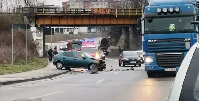 Foto FOTO: Accident pe strada Drăgăneşti din Slatina. Două maşini implicate