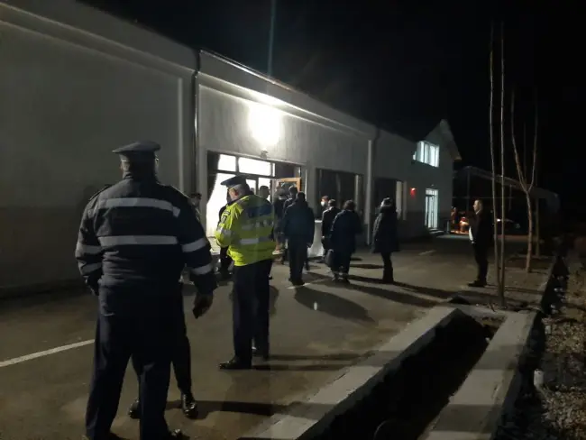 Foto Botez spart de poliţişti, la Bobiceşti. Participanţii şi patronul localului, amendaţi