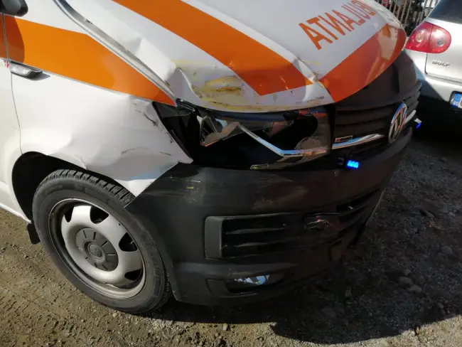 Foto Ambulanţă implicată într-un accident rutier, la Slatina
