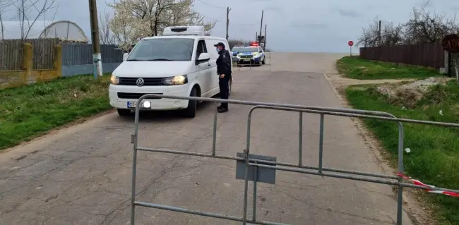 Foto FOTO. Primele imagini de la Drăghiceni, localitate intrată în carantină. Poliţia şi Jandarmeria au instituit filtre