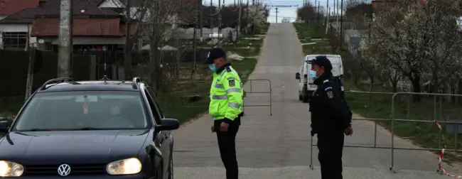 Foto FOTO. Primele imagini de la Drăghiceni, localitate intrată în carantină. Poliţia şi Jandarmeria au instituit filtre